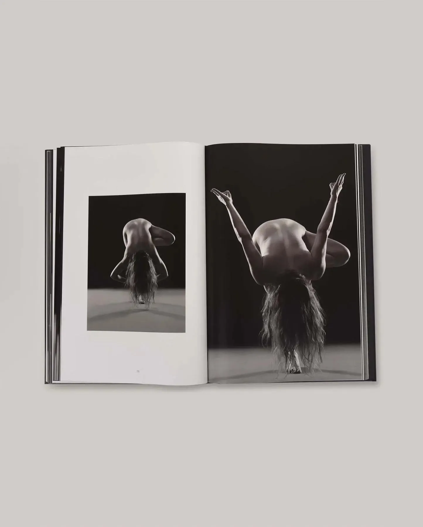 Livre d'art YOGASM par Anka, d'après l'idée d'Hélène Duval