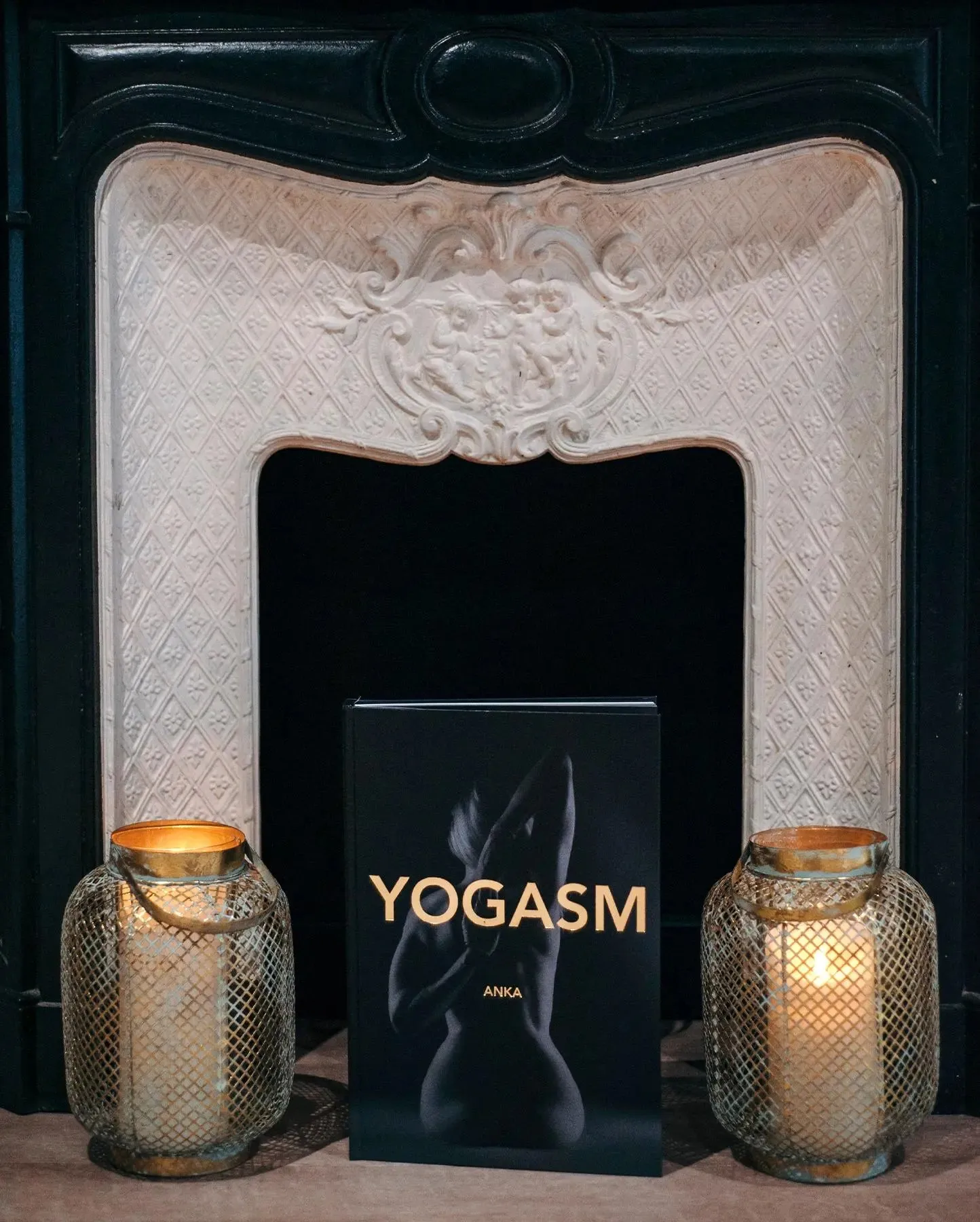 Livre d'art YOGASM par Anka, d'après l'idée d'Hélène Duval