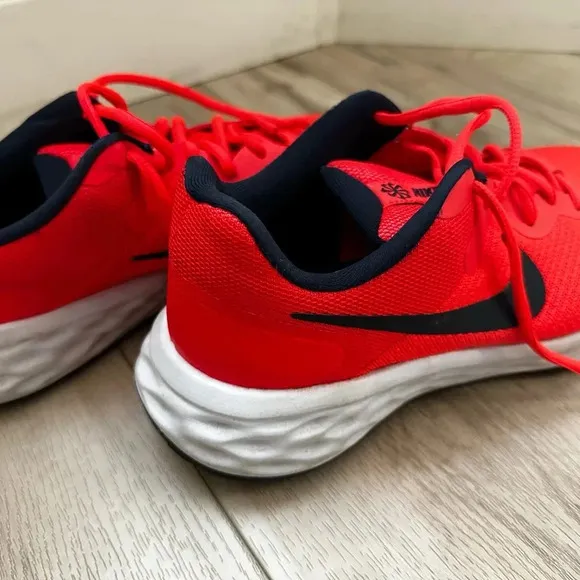 Nike Revolution Size 7 Men’s only worn once excellent condition!