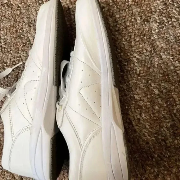 Propet white leather walking shoes sneakers with slip resistance 9 1/2