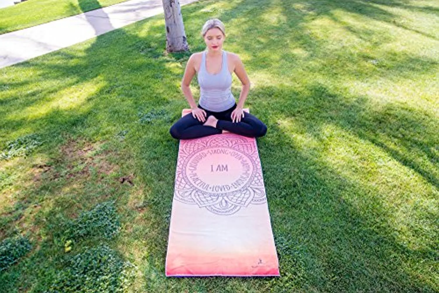YogAffirmations - Toalla para esterilla de yoga de calidad premium, antideslizante, puntos de silicona, microfibra ultra suave, absorbe el sudor – ideal para yoga caliente, pilates, meditación – Tamaño perfecto 24.0 x 72.0 in, Amarillo